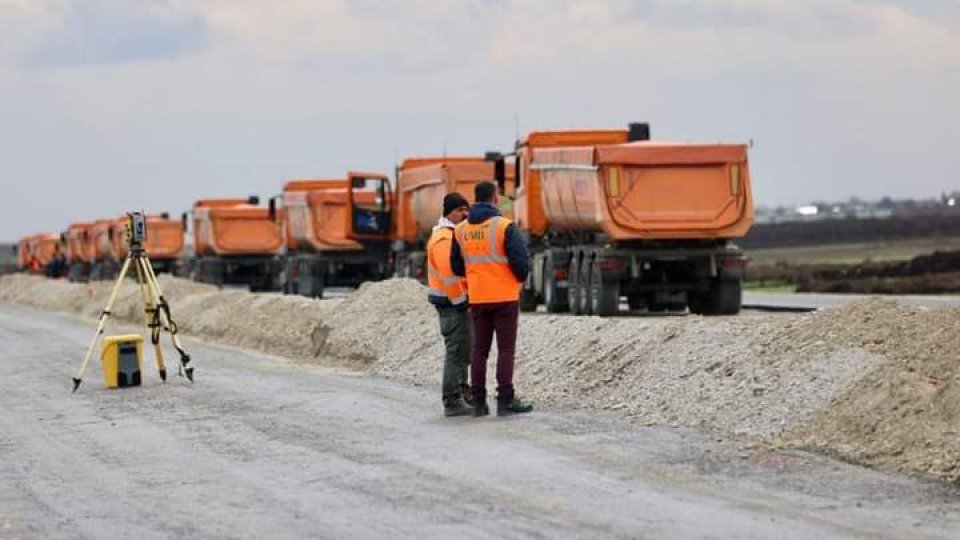 Grindeanu: Au fost turnați primii kilometri de asfalt pe Autostrada Moldovei