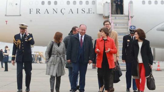 Întâlnire a ministrului B. Aurescu cu omologul francez, C. Colonna, în timpul escalei avionului președintelui Franței, la București