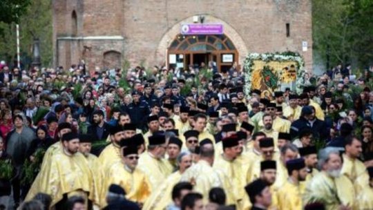 Credincioșii creștin-ortodocși participă la pelerinajul de Florii din capitală
