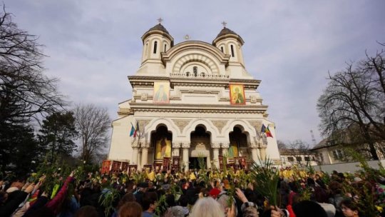 Credincioșii ortodocşi și greco-catolici sărbătoresc Floriile, iar credincioșii romano-catolici și protestanți sărbătoresc Paștele