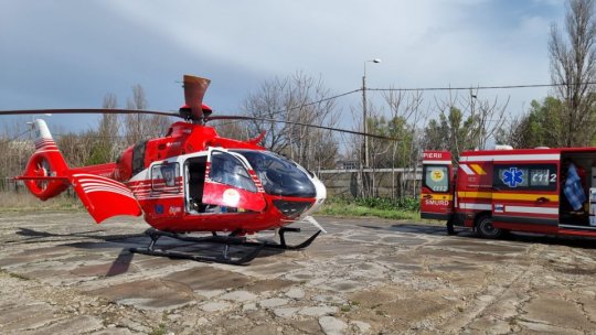 Intervenție a unui elicopter SMURD pentru salvarea unui bărbat prins sub un tractor