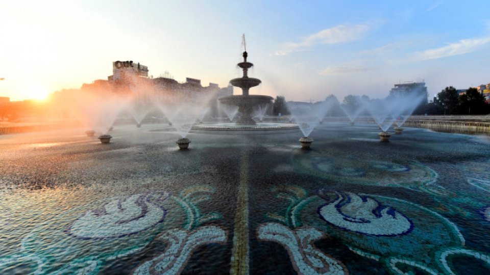 Angajați ai Primăriei Capitalei înlătură palmierii amplasați la sfârșitul săptămânii trecute în Piața Unirii, de Primăria Sectorului 3