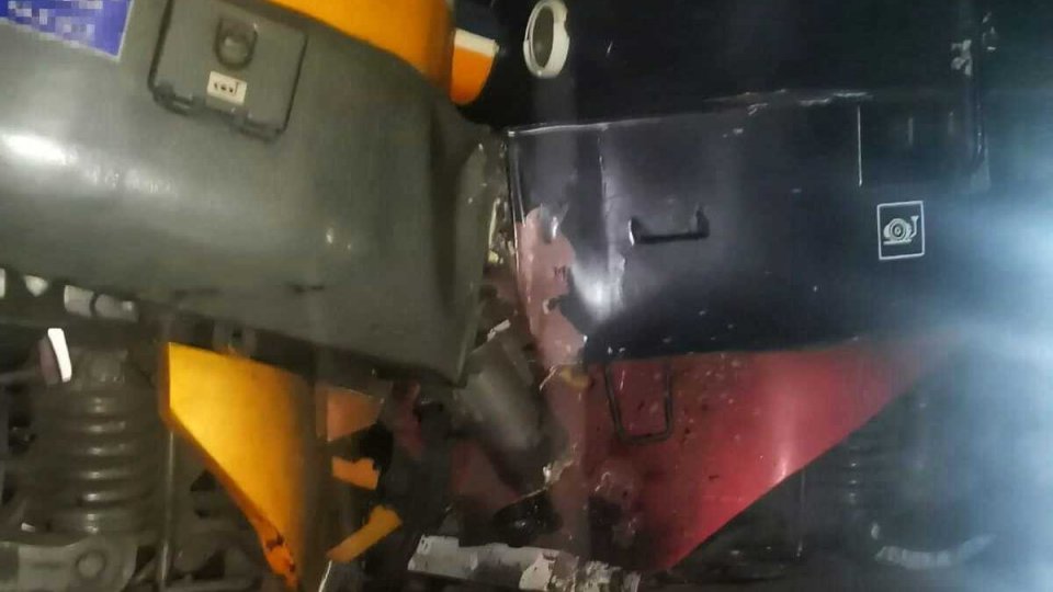 Accident feroviar în județul Giurgiu. Două locomotive s-au ciocnit. Doi băbați au ajuns la spital