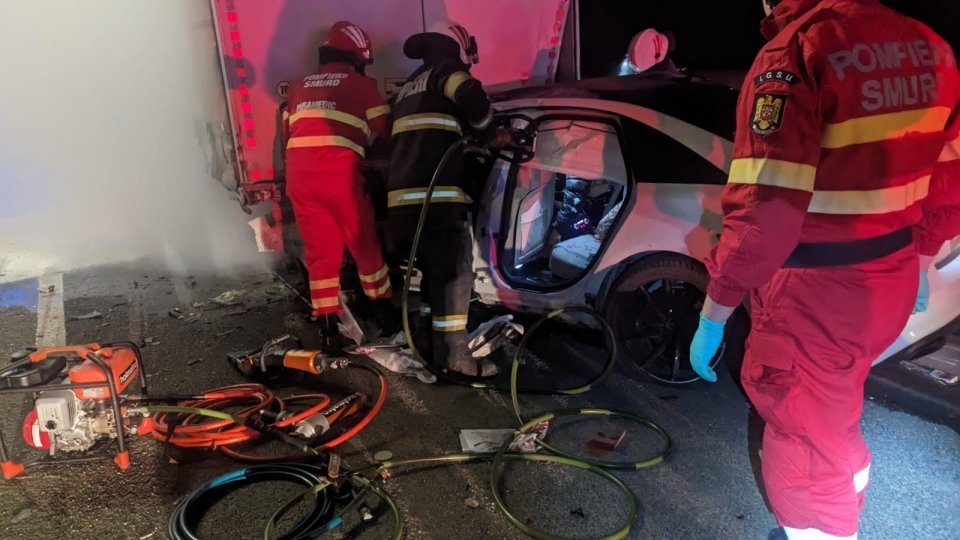 Trei tineri şi-au pierdut viaţa într-un accident grav de circulaţie în judeţul Mehedinţi