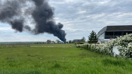 Incendiu puternic la un depozit de deşeuri de pe fosta platformă Săvineşti