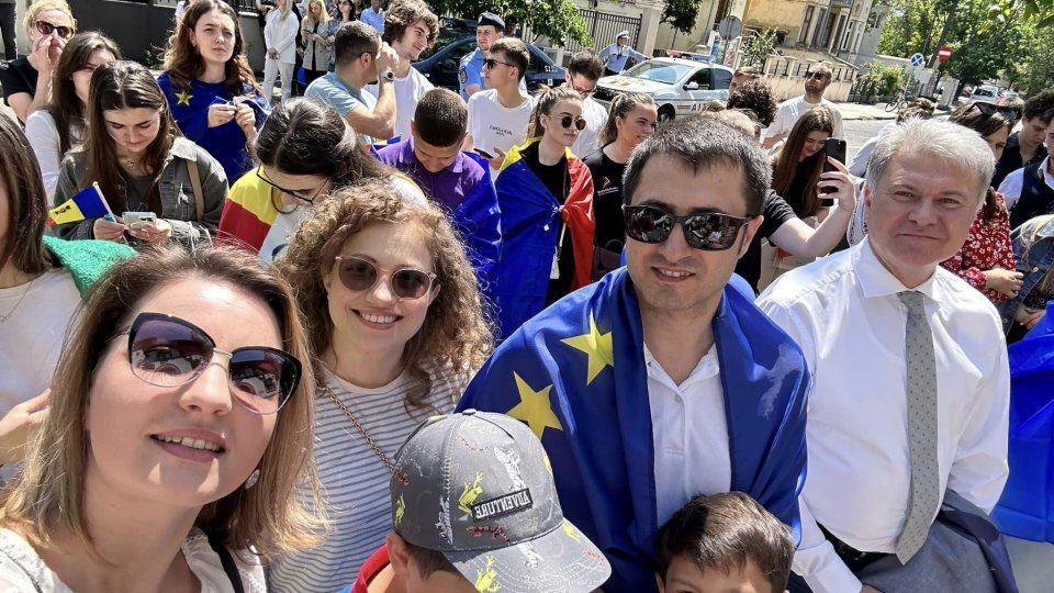Manifestație pentru susținerea aderării Republicii Moldova la UE şi în fața Ambasadei Republicii Moldova la Bucureşti
