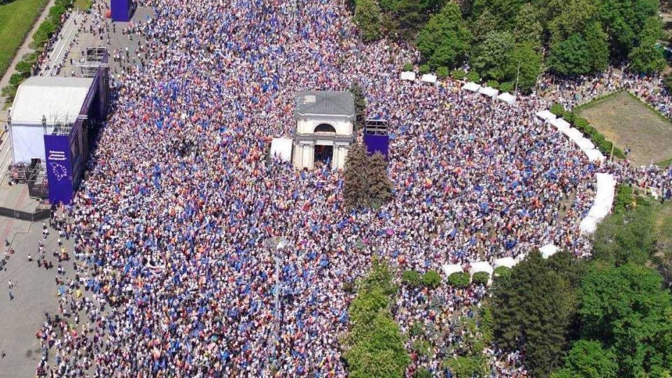 Peste 75.000 de oameni s-au adunat, ieri, în centrul Chișinăului și și-au exprimat sprijinul pentru primirea Republicii Moldova în UE