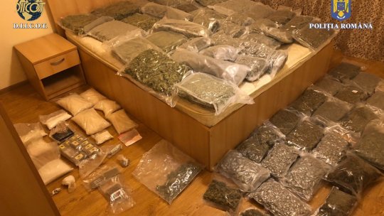 Peste 20 de percheziții în trei închisori și acasă la traficanții de droguri