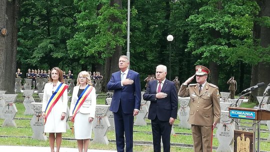 Preşedintele Klaus Iohannis a adus un omagiu eroilor, la Cimitirul Eroilor şi Veteranilor de război din Sibiu