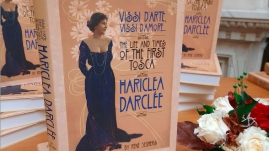 Un amplu album biografic Hariclea Darclѐe, lansat la București
