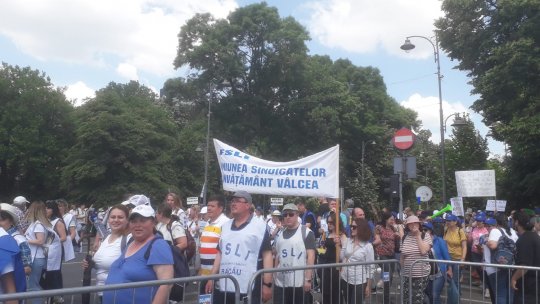 Grevă în educație: Mii de profesori protestează în Piața Victoriei #UPDATES