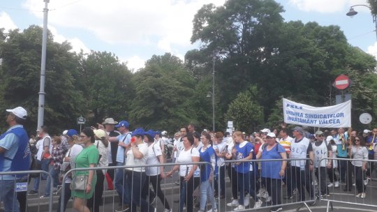 Angajații din învățământ sunt în marș pe străzile capitalei, spre Palatul Cotroceni