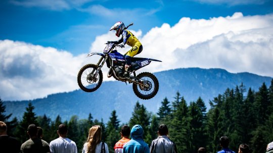 Motociclism în week-end cu spectacol și adrenalină