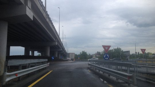 Pasajul rutier peste calea ferată din zona localităţii Drajna ar putea fi dat în folosinţă la sfârşitul acestei luni