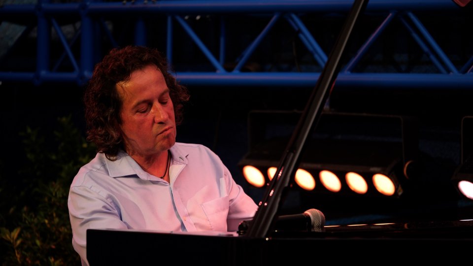 Turneul Național Pianul Călător 13 al pianistului Horia Mihail începe, în România, luni, 8 mai, la Deva