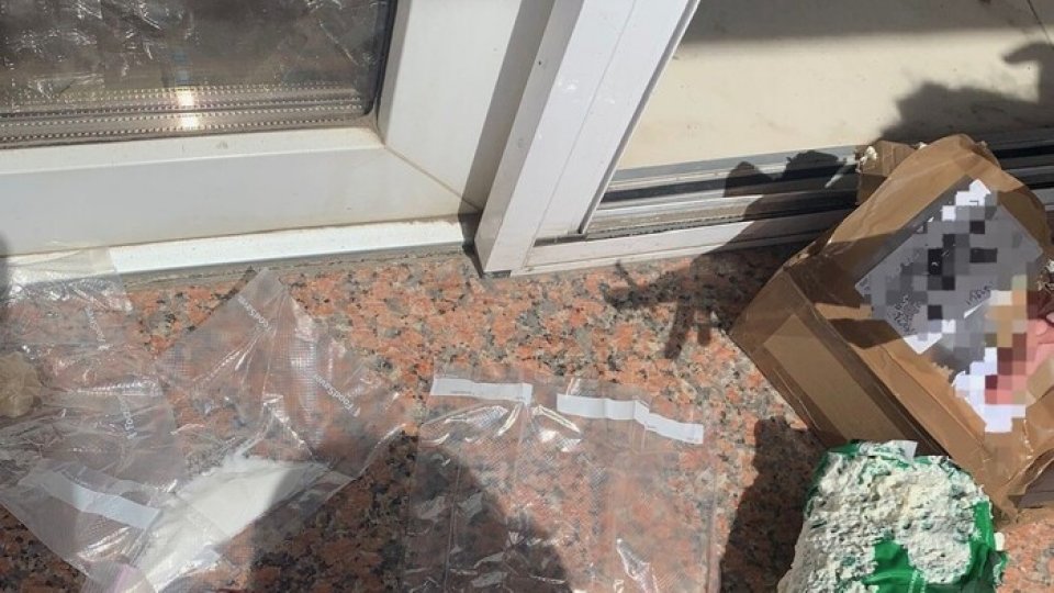 Trei cetățeni străini prinşi în flagrant delict în momentul primirii unui colet cu droguri