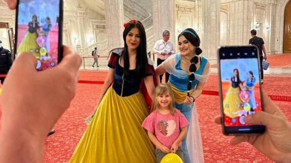 Parlamentul și-a deschis porțile pentru mii de copii