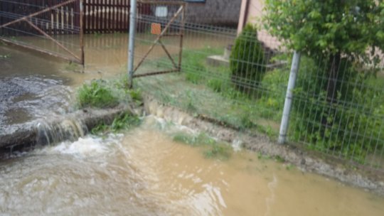 O ploaie torenţială a provocat inundaţii în Timişoara şi în localităţi din apropiere