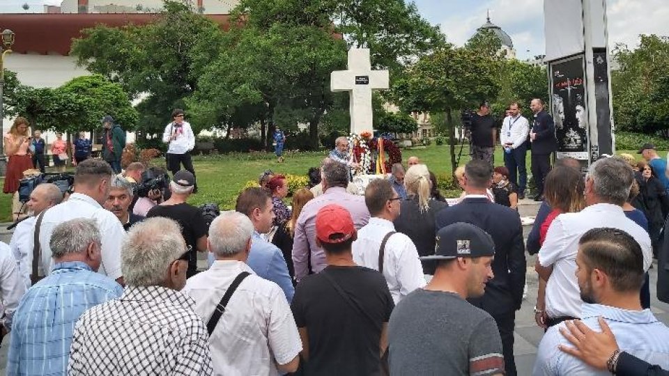 Victimele mineriadei din 13-15 iunie 1990, comemorate la troița din Piața Universității din Capitală