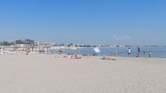 Autorităţile monitorizează cu atenţie calitatea apei de îmbăiere pe litoralul românesc