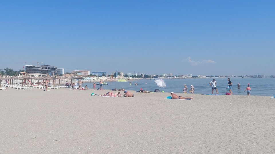 Autorităţile monitorizează cu atenţie calitatea apei de îmbăiere pe litoralul românesc