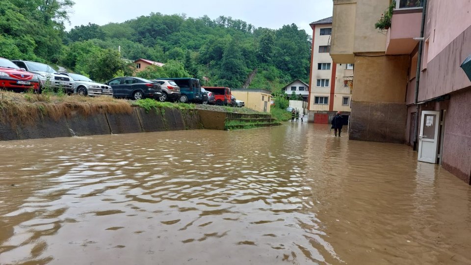 Toate instituțiile din Caraș-Severin sunt în alertă după ce mai multe localități au fost inundate în urma codului roșu de vreme rea