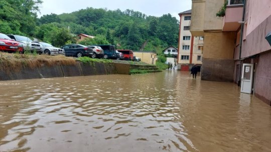 Peste 100 de persoane au fost evacuate temporar din localitățile inundate