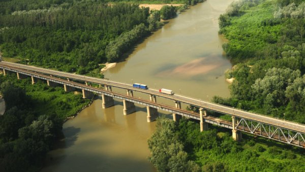 S-au format cozi pentru plata taxei de pod la Giurgiu