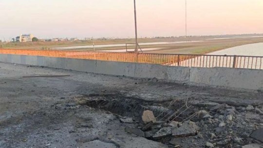 Podul Ciongar care leagă Peninsula Crimeea anexată de Rusia de zonele ocupate de ruşi în regiunea Herson din sudul Ucrainei a fost lovit într-un atac ucrainean cu rachete