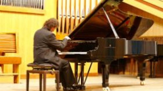 Pianistul Andrei Vieru va susține în această seară, de la ora 19:00, la Ateneul Român, un recital extraordinar, care încheie stagiunea de concerte 2022-2023