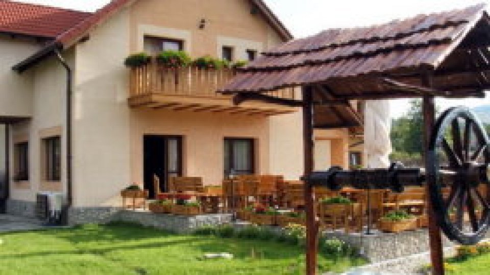 În judeţul Braşov, la un complex turistic din Fundata, este în derulare o anchetă sanitară, după ce zeci de copii aflaţi în tabără au acuzat simptome de toxiinfecţie alimentară