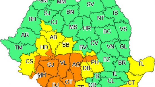 Cod portocaliu de averse torenţiale în 10 judeţe