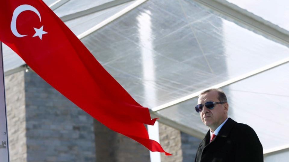 Recep Tayyip  Erdoğan depune jurământul de președinte al Turciei. La eveniment participă si șeful NATO