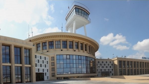 Cursele regulate pe aeroportul Băneasa s-au reluat după o pauză de zece ani