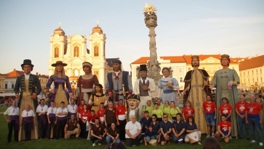 VIDEO și FOTO: "Uriașii din Catalonia" defilează prin centrul Timișoarei în cadrul Festivalului Păpușilor Gigantice