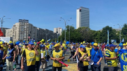 Angajații din sănătate protestează în Piața Victoriei din Capitală