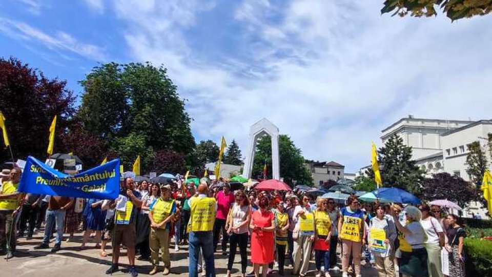 VIDEO: Sute de angajați din învățământ au pichetat sediul Prefecturii Galați