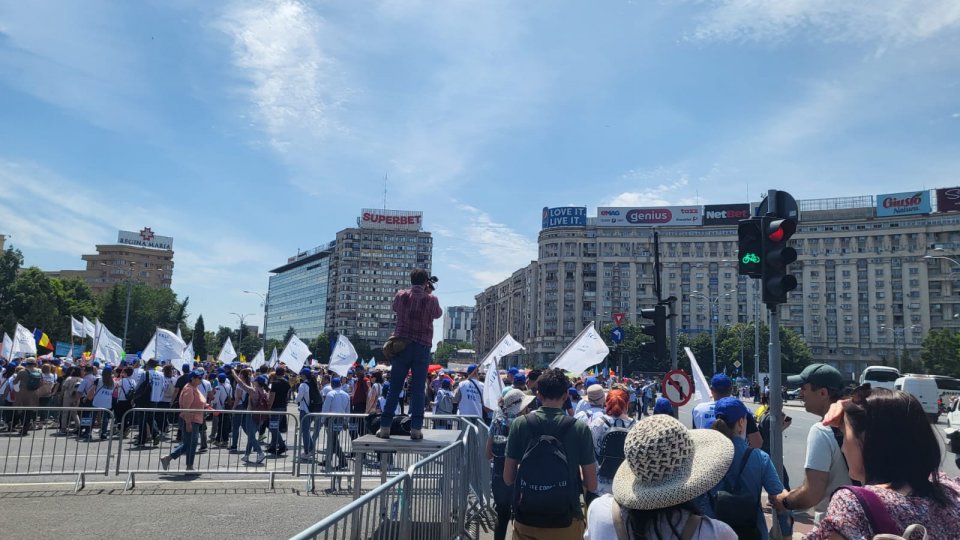 Sindicaliști și angajați neafiliați din învățământ protestează în Piața Victoriei