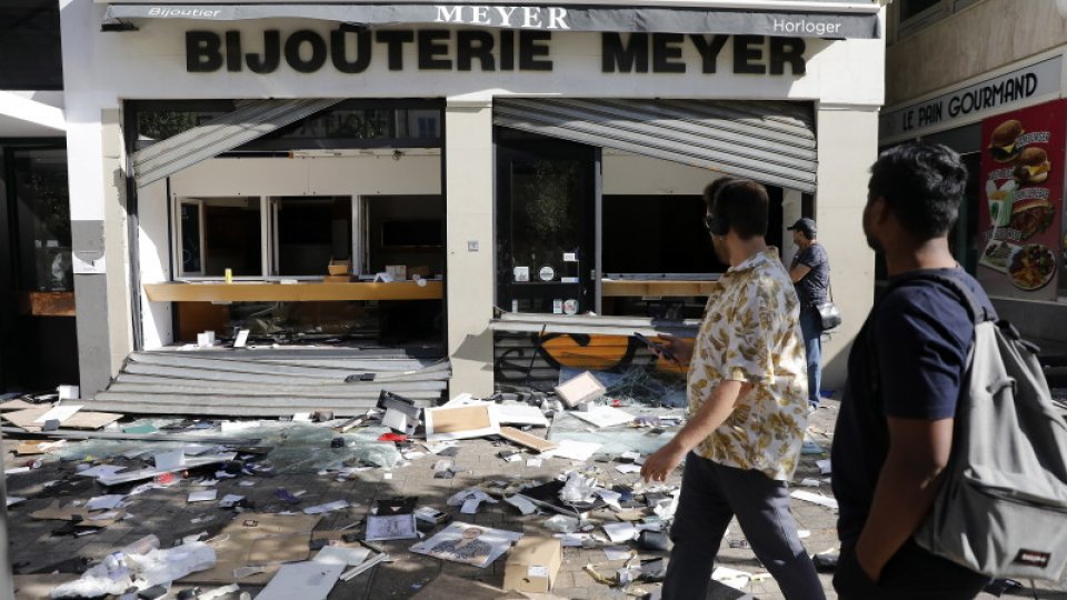 Revoltă în Franţa, după ce un adolescent a fost ucis de un ofițer de poliție