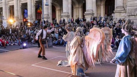 A new pedestrian weekend on Calea Victoriei in Bucharest. Puppet theater, living statues and acrobatic acts