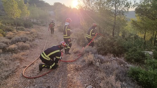 Numărul pompierilor români trimişi în Grecia, pentru a ajuta la stingerea incendiilor de vegetaţie, se dublează de astăzi