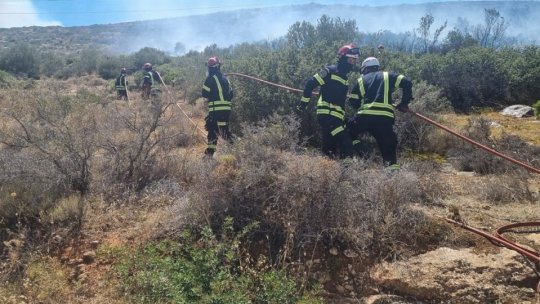 Incendiul de vegetație din insula Rodos pare scăpat de sub control din cauza vântului