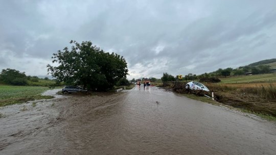 Viitură puternică în județul Tulcea pe DN 22D. Pompierii ISU Delta au recuperat 10 persoane