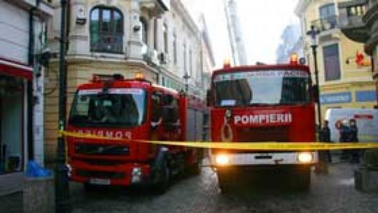 Pompierii au fost solicitaţi să intervină aseară în 30 de cazuri, în urma furtunii din Capitală