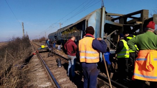 Un utilaj feroviar s-a răsturnat la ieşire din Roşiorii de Vede