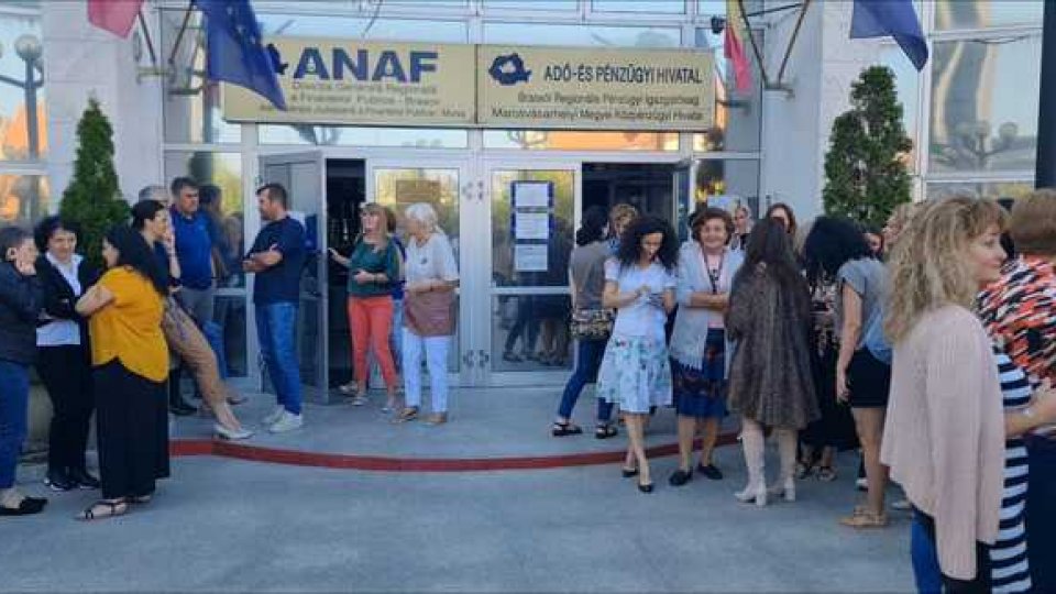 Angajații din finanțe continuă protestele în întreaga țară