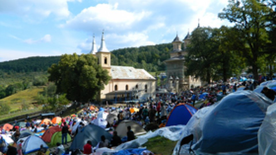 Mii de credincioși ortodocși se află la Mănăstirea Nicula din județul Cluj pentru sărbătoarea Adormirii Maicii Domnului