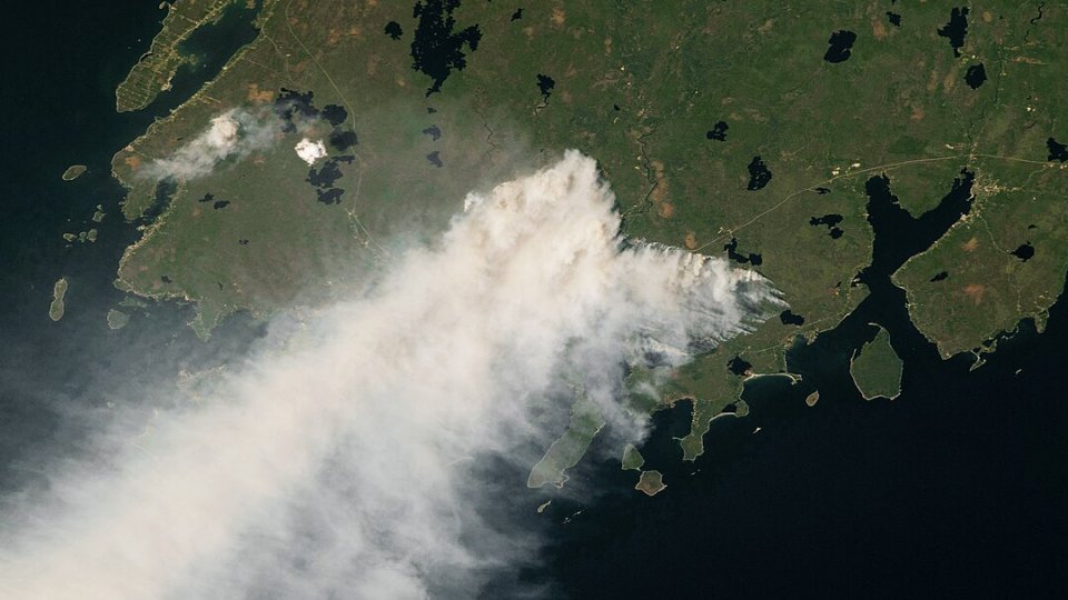 Zeci de mii de persoane evacuate în vestul Canadei din cauza incendiilor de pădure