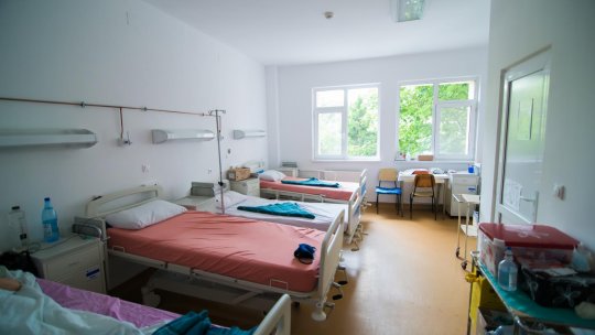 Sute de oameni au protestat în fața Spitalului Mavromati din Botoşani cerând dreptate pentru Alexandra, dar și demisia cadrelor medicale