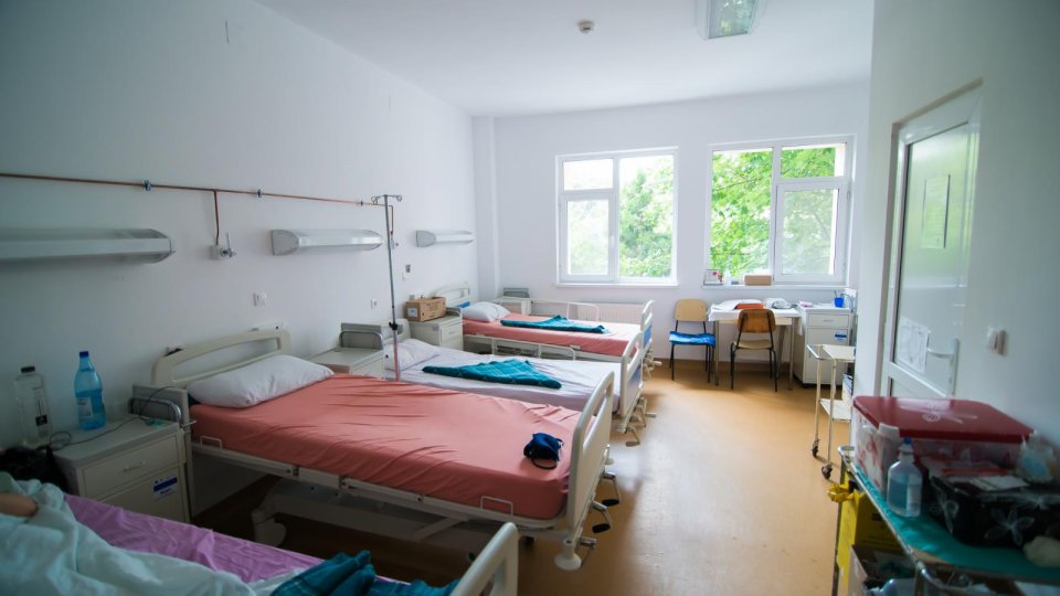 Sute de oameni au protestat în fața Spitalului Mavromati din Botoşani cerând dreptate pentru Alexandra, dar și demisia cadrelor medicale